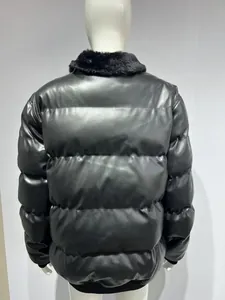 Vue arrière d'une doudoune noire en similicuir pour homme avec col en fourrure