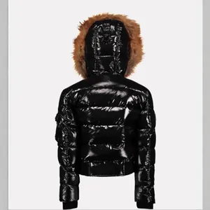 Rückansicht einer glänzend schwarzen Winter-Steppjacke mit flauschiger Kunstfellkapuze