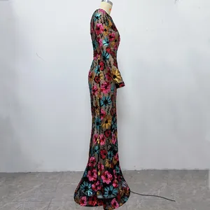 Zijaanzicht van kleurrijke geborduurde mesh maxi-jurk met een zeemeermin-zoomlijn.