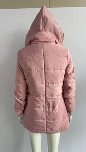 Vue arrière détaillée d'un manteau d'hiver rose rembourré avec bordure en fausse fourrure