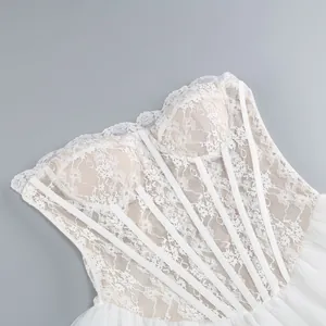 Vista dettagliata di un elegante abito a corsetto in pizzo bianco con stecche e tulle