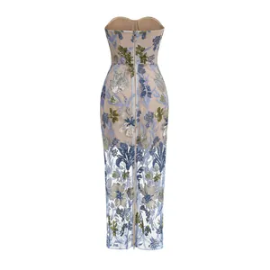 Vue arrière d'une robe de soirée sexy sans bretelles brodée de fleurs et sequins