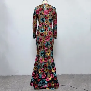 Gedetailleerd achteraanzicht van deze elegante mesh jurk met kleurrijk borduursel