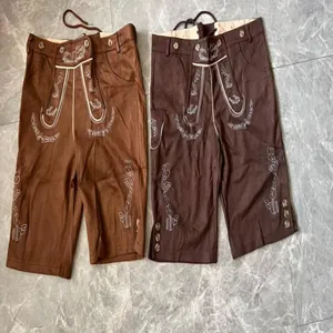 Detailansicht bayerischer Lederhosen für Damen in Hell- und Dunkelbraun mit Stickereien.