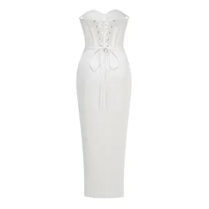 Vista posteriore di elegante abito a corsetto bianco con lacci e rete