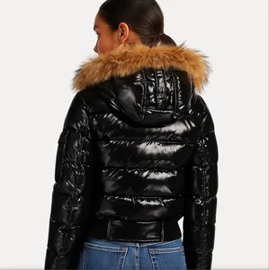Detaillierte Rückansicht der glänzenden schwarzen Pufferjacke für Damen mit Kunstfellkapuze