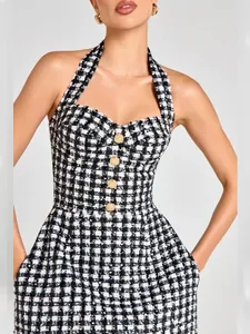 Detalle de vestido halter de tweed a cuadros blanco y negro con lentejuelas y botones