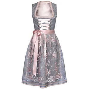Dettaglio del pizzo floreale rosa e del fiocco in raso sul vestito Dirndl dell'Oktoberfest