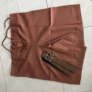 Vue détaillée d'un short Oktoberfest marron à lacets avec un accessoire de ceinture vintage