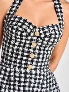 Detalle de vestido halter de tweed a cuadros blanco y negro con lentejuelas y botones