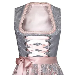 Dettaglio del corpino di un Dirndl grigio con allacciatura in raso rosa e pizzo