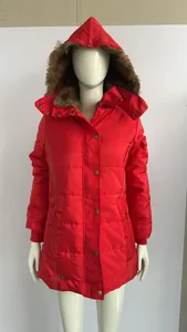 Détail de face d'un manteau d'hiver rouge avec capuche en fausse fourrure et coupe cintrée