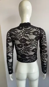 Detailansicht der Rückseite mit dem aufwendigen floralen Spitzenmuster des schwarzen Tops