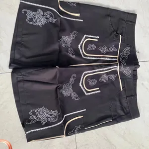 Vue détaillée de la broderie traditionnelle sur un short noir d'Oktoberfest pour homme