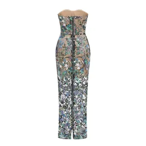 Vue arrière élégante d'une robe de soirée bustier avec broderie florale et paillettes