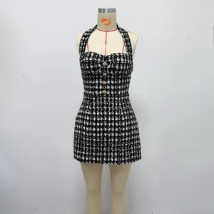 Vista completa del mini vestido halter de tweed a cuadros blancos y negros en maniquí