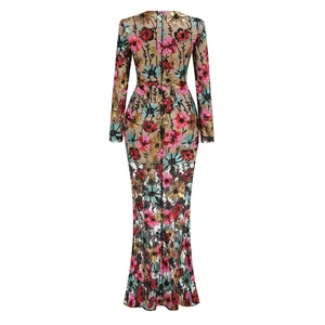 Achteraanzicht van een elegante maxi-jurk met lange mouwen, bloemenborduursel en zeemeerminzoom.