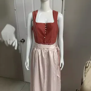 Vestito tradizionale tedesco Dirndl con top in velluto rosso mattone e gonna in raso rosa