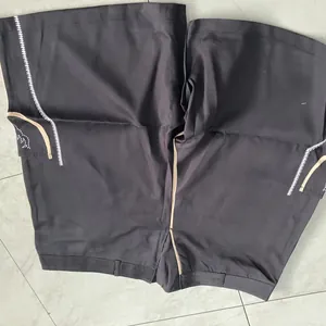 Short de loisirs pour homme noir pour l'Oktoberfest avec broderie blanche et bordure beige