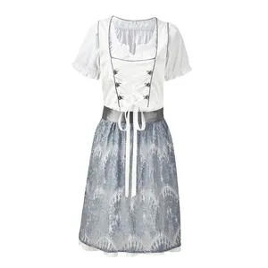 Detailansicht eines traditionellen Dirndls mit weißem Mieder und blauer Spitzenschürze