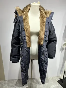 Vue détaillée d'un manteau d'hiver avec un grand col en fausse fourrure sur mannequin