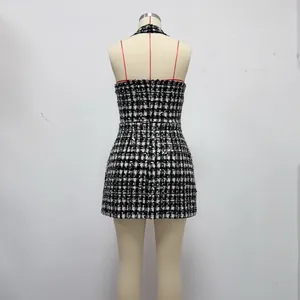 Vista trasera de un vestido halter de tweed a cuadros blanco y negro con lentejuelas