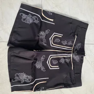 Vue détaillée de face du short noir pour homme avec broderies traditionnelles Oktoberfest.