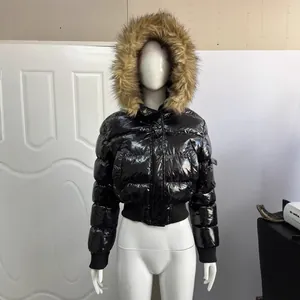 Glänzende schwarze Damen-Kurzpufferjacke mit Kunstpelzkapuze und Reißverschluss.