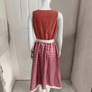 Abito Dirndl tradizionale rosso mattone e rosa per l'Oktoberfest su un manichino