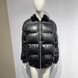 Doudoune noire pour homme en similicuir avec col en fausse fourrure et fermeture éclair.