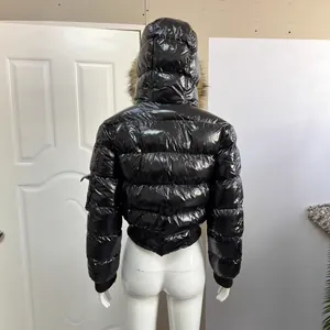 Modische glänzende schwarze Pufferjacke mit Kunstpelzkragen und Kapuze für Damen