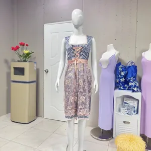 Vestito tradizionale Dirndl per l'Oktoberfest con grembiule in pizzo rosa e lacci