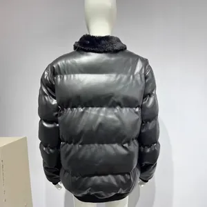 Vue arrière de la doudoune noire en similicuir pour homme avec col en fausse fourrure