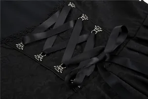 Detail eines schwarzen Dirndls mit Jacquard-Muster, Satinband-Schnürung und Spitze