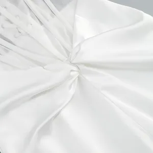 Vista dettagliata delle cuciture in raso bianco e mesh con elegante struttura a lisca