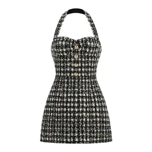 Vista frontal de un elegante minivestido halter de tweed a cuadros en blanco y negro