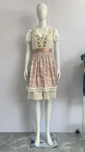 Robe traditionnelle bavaroise Dirndl pour femme, costume folklorique sur mannequin.