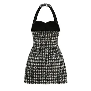 Vista trasera detallada de elegante vestido halter de tweed blanco y negro con lentejuelas