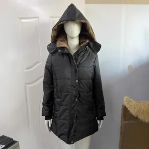 Manteau rembourré chaud d'hiver pour femmes avec capuche en fausse fourrure noire