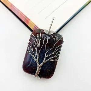 Vista detallada de colgante de ágata hecho a mano con diseño de árbol de la vida