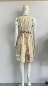 Vue arrière de la robe Dirndl beige Oktoberfest avec ruban marron sur mannequin