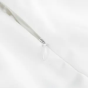 Dettaglio della cerniera invisibile su un abito bianco elegante