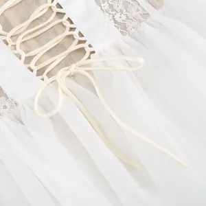 Vista dettagliata del corpetto con stringhe sul retro di un abito bianco in tulle