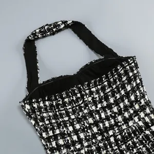 Detalle de cerca de un vestido halter de tweed blanco y negro con lentejuelas finas