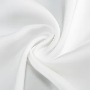 Primo piano dettagliato del tessuto di raso bianco di qualità con una trama molto fine
