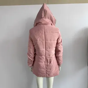 Doudoune d'hiver rose cintrée pour femme avec capuche en fourrure, vue de dos du parka