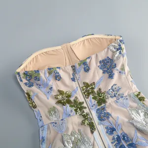 Détail de la broderie florale et des sequins sur une robe de soirée bustier élégante