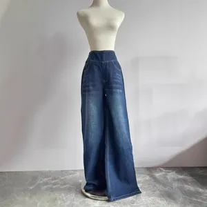Détail d'un jean pour femme à jambe large et taille haute avec lavage à moustaches