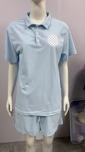 Detailansicht von hellblauem Herren-Kurzarm-Poloshirt und Shorts-Set auf Schaufensterpuppe