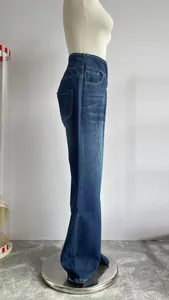 Détail de profil latéral d'un jean large à taille haute avec effet de délavage.